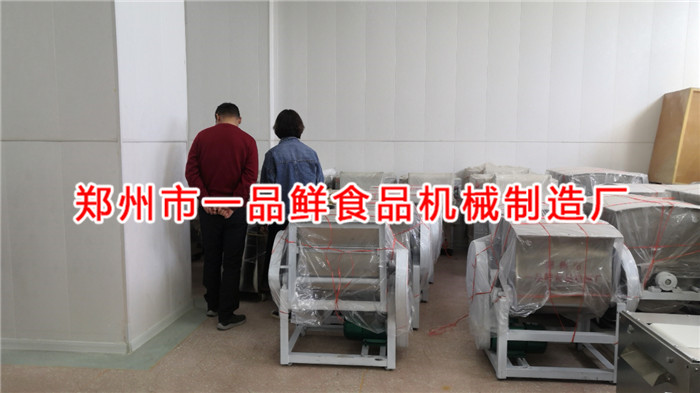 登封客戶考察5型燴面機(jī)(圖3) 登封客戶考察5型燴面機(jī)(圖3)