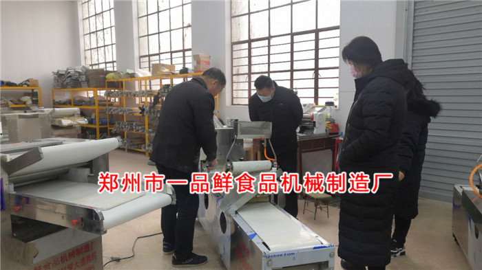 多功能手撕面機(jī)調(diào)試中 多功能手撕面機(jī)調(diào)試中