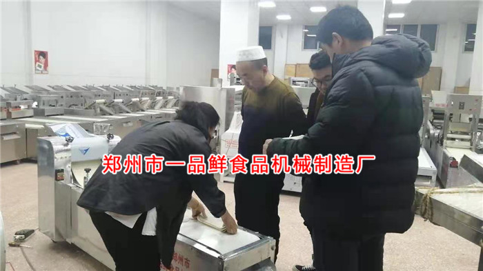 燴面機(jī)調(diào)試中 燴面機(jī)調(diào)試中