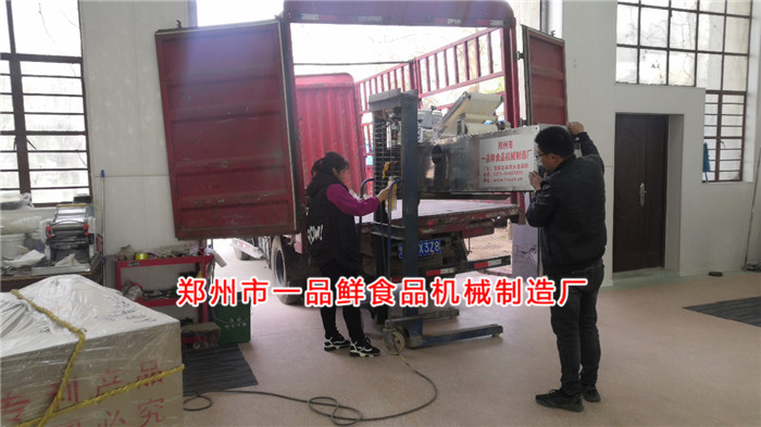 長治客戶訂購燴面機(jī)裝車發(fā)貨 長治客戶訂購燴面機(jī)裝車發(fā)貨