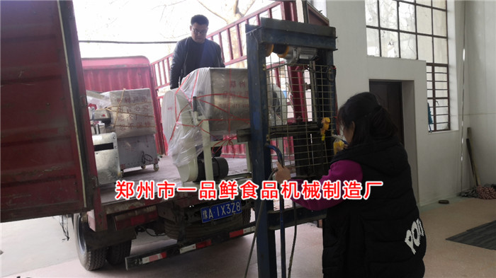 客戶的和面機(jī)裝車中 客戶的和面機(jī)裝車中