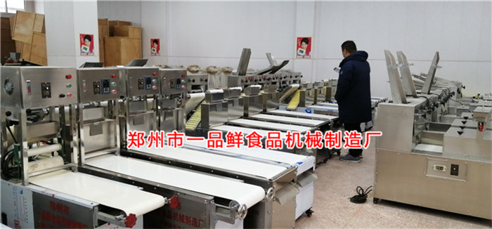 周口客戶在一品鮮設備展廳 周口客戶在一品鮮設備展廳