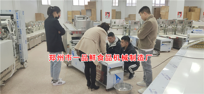 客戶訂購的燴面機開始調試