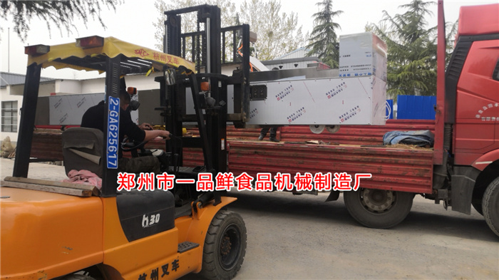 多功能成型機裝車中 多功能成型機裝車中