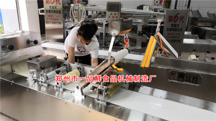 多功能成型機設備調試中